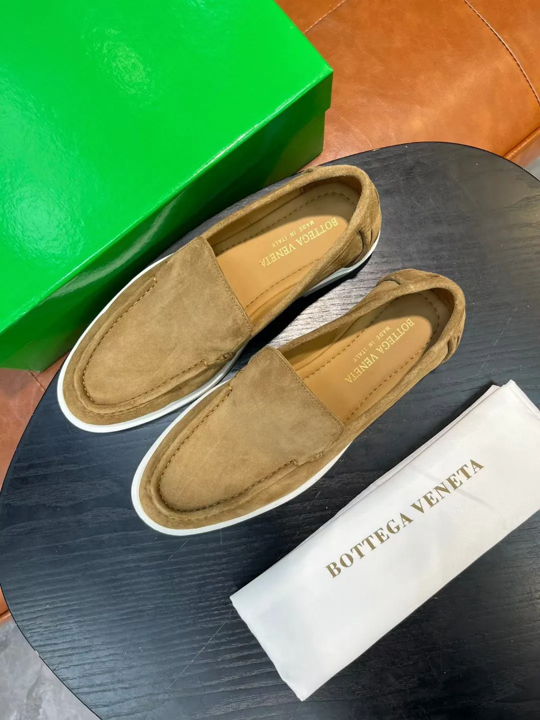 [BV] Top P: 780💰 Size: Male 39-44 (38.45 non-refundable) Bottega Veneta 2025 autumn and winter counter synchronization style. Bottega Veneta BV's new driving shoes have a slip-on design with suede upper, BV's unique weaving design on the heel, and a weaving pattern on the outsole.